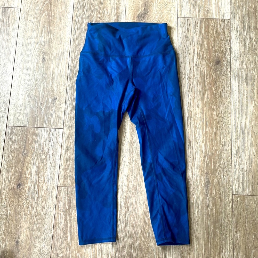 ALO DARK AND MEDUIM TONE BLUE CAMO LEGGINGS
